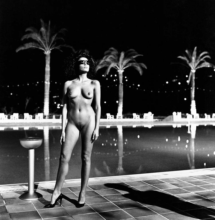 Helmut Newton, « Swimming Pool, Old Beach Hotel, Monte Carlo » (1981).