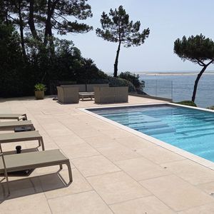 Cette villa du Pyla, avec sa piscine offrant une vue magnifique sur le bassin d'Arcachon, a été récemment vendue par Barnes 9,8 millions d'euros.