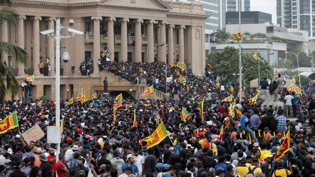 Des manifestants célébrent leur entrée au palais présidentiel, après la fuite du président Gotabaya Rajapaksa.