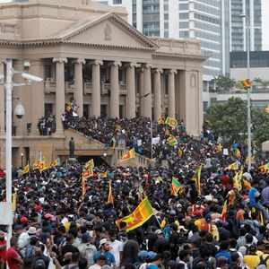 Des manifestants célébrent leur entrée au palais présidentiel, après la fuite du président Gotabaya Rajapaksa.