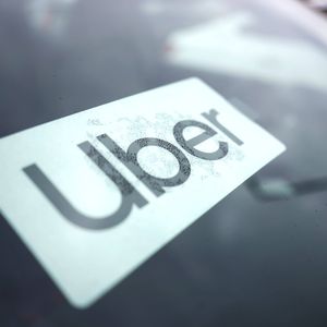 « Uber a enfreint la loi, trompé la police et les régulateurs, exploité la violence contre les chauffeurs et fait pression en secret sur les gouvernements dans le monde entier », affirme le Guardian.