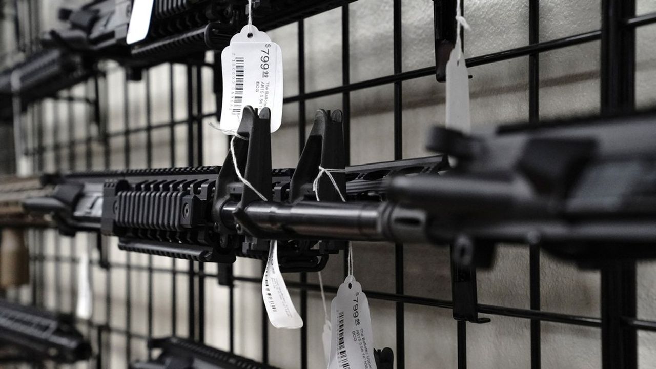 Un fusil AR-15 vendu dans une boutique d'armes en Californie.