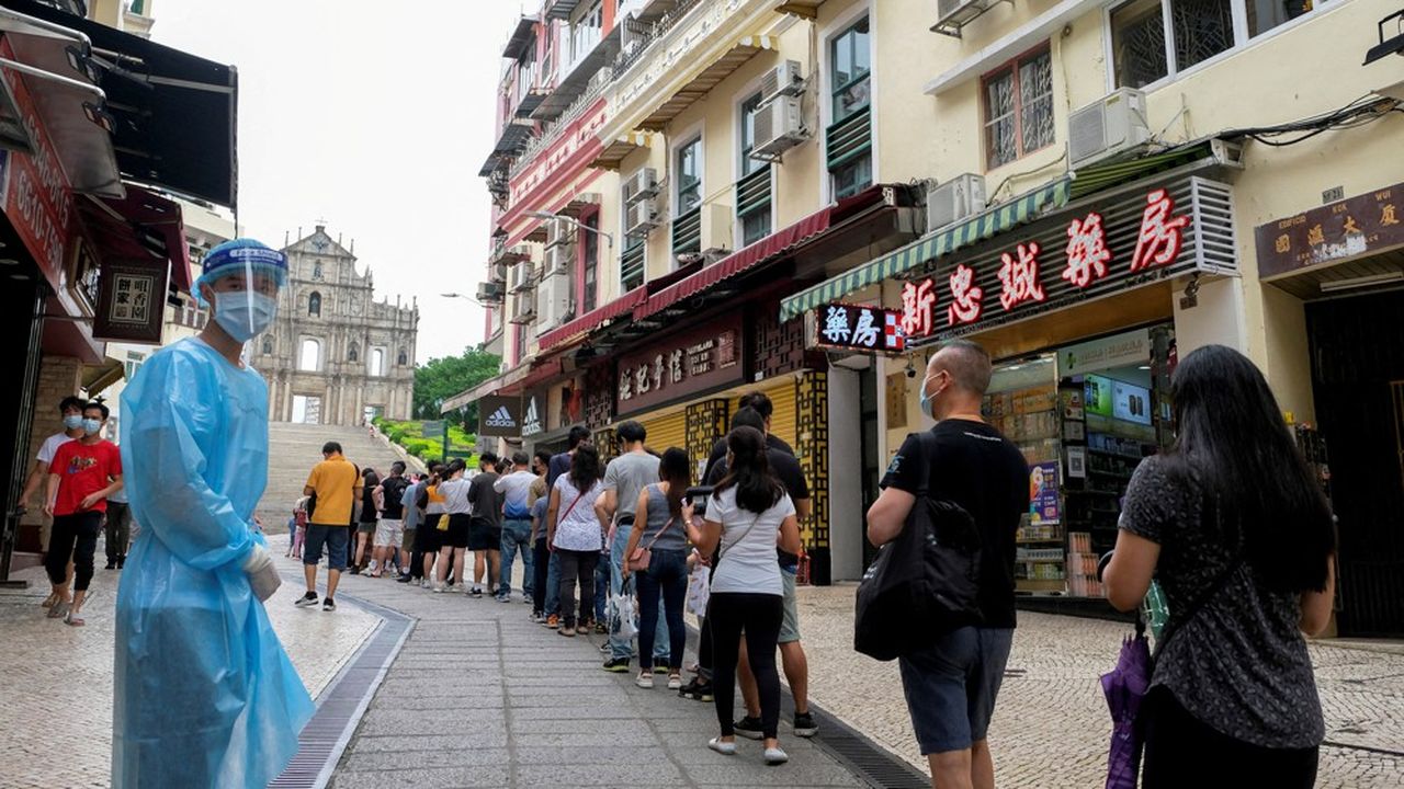 Des habitants de Macao attendent de se faire tester, fin juin.