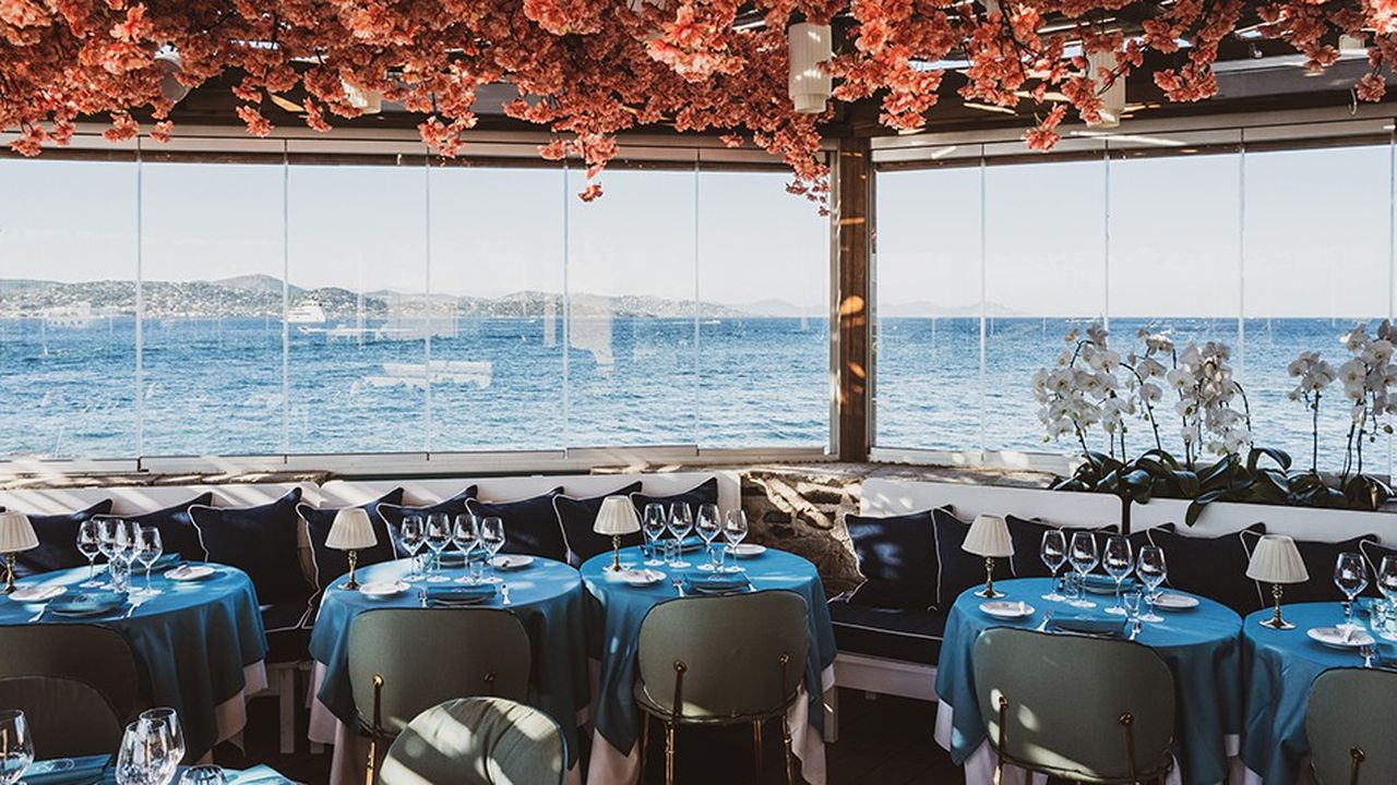 La salle de restaurant Caviar Kaspia avec une vue surplombant le golfe de Saint-Tropez.