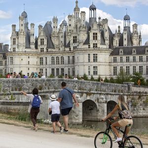 Les visites à vélo de la région se sont beaucoup développées ces deux dernières années. Une autre façon d'aller de château en château. Ici, le château de Chambord.