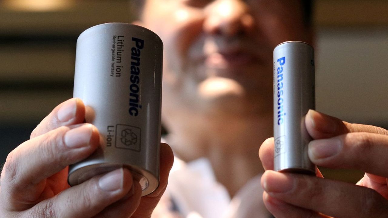Kazuo Tadanobu, le PDG de Panasonic Energy présente le prototype de cellule 4680 (à gauche) à côté de la précédente génération 2170.