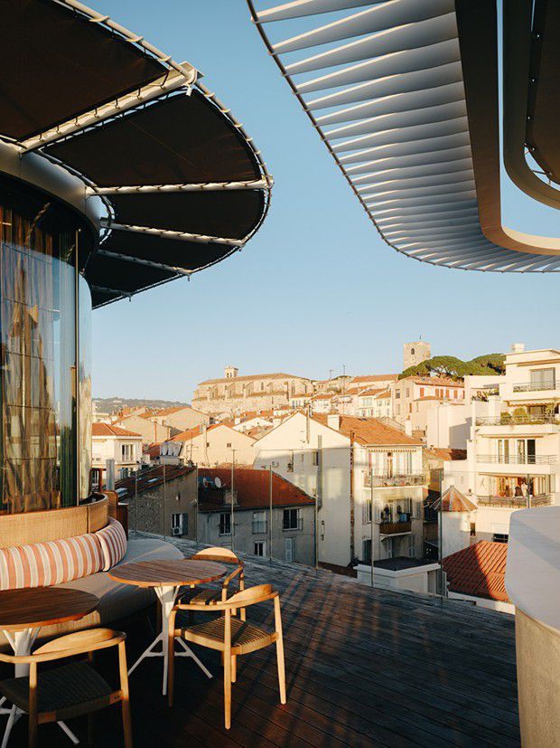 Au huitième étage, sur le toit, le restaurant 'Bella' propose un panorama unique.