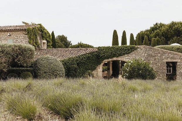 La bastide avec sa place centrale a des airs de village provençal