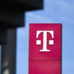 Deutsche Telekom prévoit d'utiliser le produit de la vente pour se désendetter et devenir majoritaire au capital de sa filiale américaine T-Mobile.