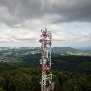 Un pylône avec des antennes de téléphonies mobiles, ici à plus de 1.000 mètres d'altitude sur le Mont Saint Rigaud dans le Beaujolais.