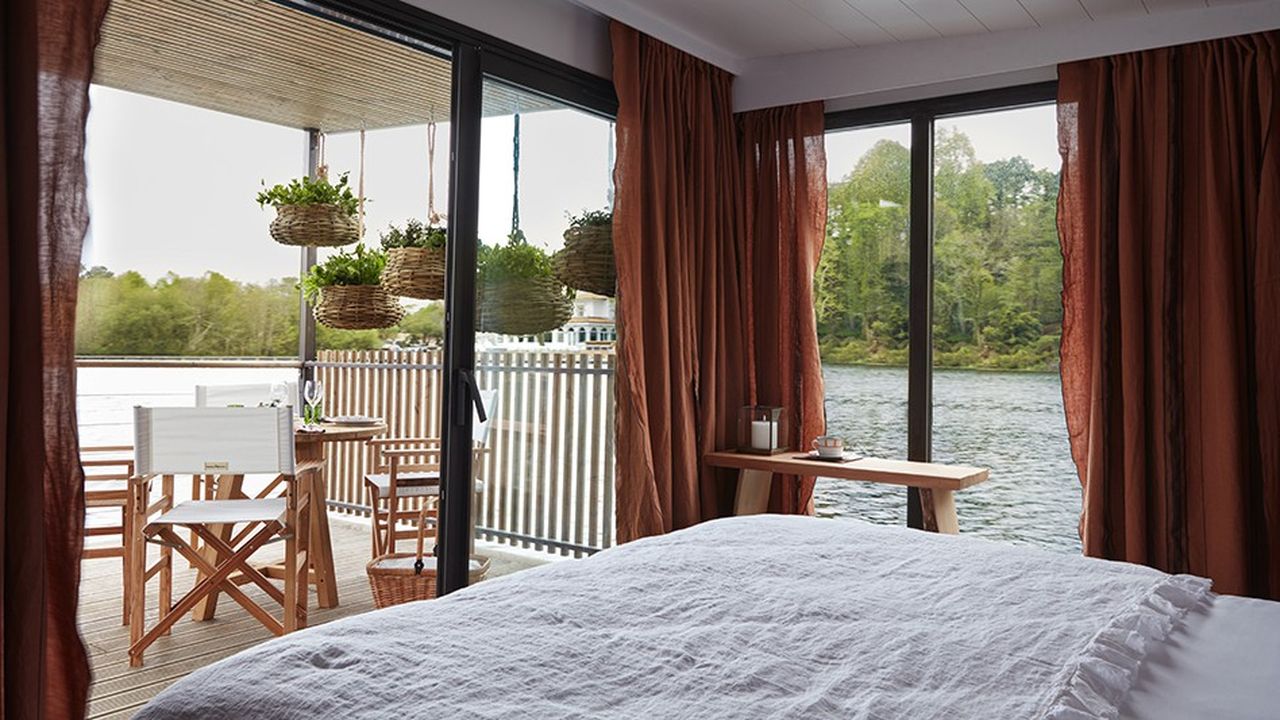Les 29 chambres et suites de l'hôtel Brindos Lac & Chateau bénéficient toutes d'une vue sur le lac.