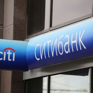 En quête d'un repreneur pour sa filiale russe, Citigroup est accusé par les officiels ukrainiens de financer les groupes d'hydrocarbures Lukoil et Vitol.