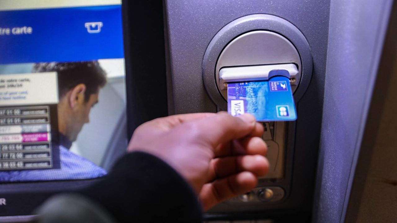 En trois ans, le nombre de distributeurs automatiques de billets a baissé de 9,3 %.