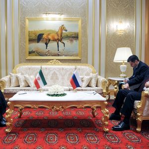 Le président russe, Vladimir Poutine, et le président iranien, Ebrahim Raïssi, lors du sixième sommet des chefs d'Etat des pays riverains de la mer Caspienne, qui s'est tenu le 29 juin 2022 à Achgabat (Turkménistan).