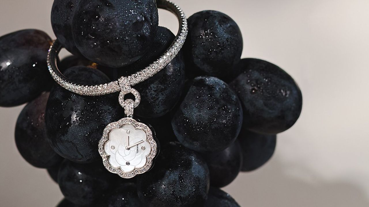 Montre Camélia, n° 4L104. Bracelet en or blanc 18 carats et diamants avec boîtier mobile et réversible formant un camélia, vers 2010, Chanel.