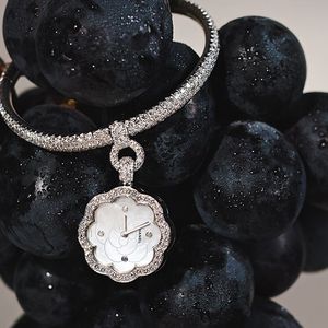 Montre Camélia, n° 4L104. Bracelet en or blanc 18 carats et diamants avec boîtier mobile et réversible formant un camélia, vers 2010, Chanel.