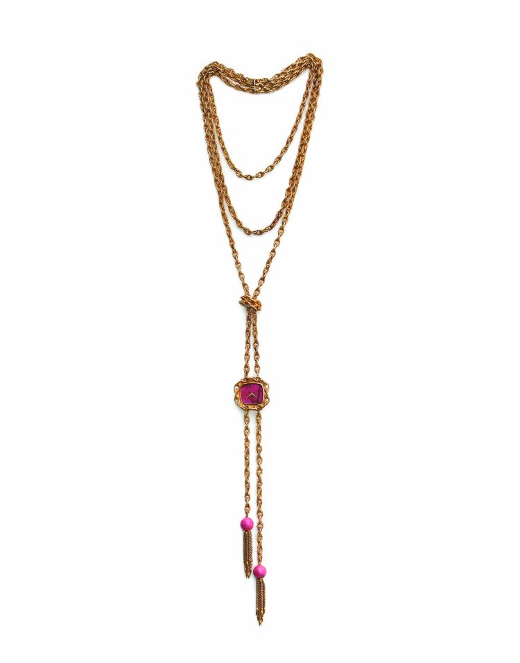 Montre pendentif montée sur long collier trois rangs en or jaune 18 carats et rhodonite, vers 1970, Piaget.