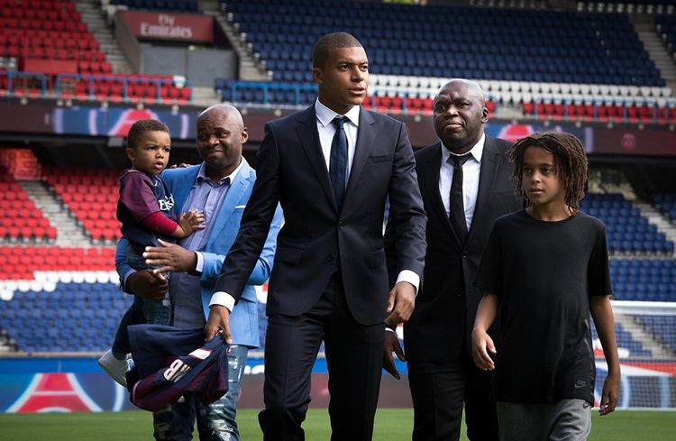 Kylian MBappé, avec sa famille au Parc des Princes le 6 septembre 2017, 19 ans. Montant du contrat avec le PSG : 10 millions nets par an sur cinq ans.