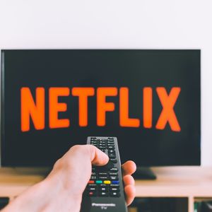 Pour redresser la barre, Netflix mise notamment sur une lutte plus efficace contre le partage de comptes et sur la publicité.