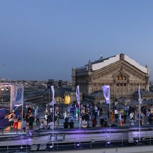 La scène du festival French Touch des Galeries Lafayette face au Palais Garnier.