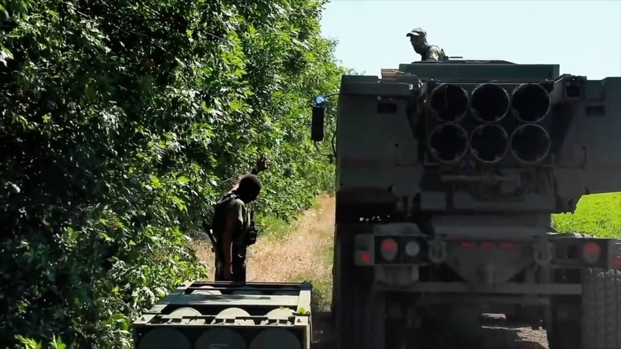 Des soldats ukrainiens installent un système HIMARS (High Mobility Artillery Rocket System), dont une douzaine a été fournie à Kiev.
