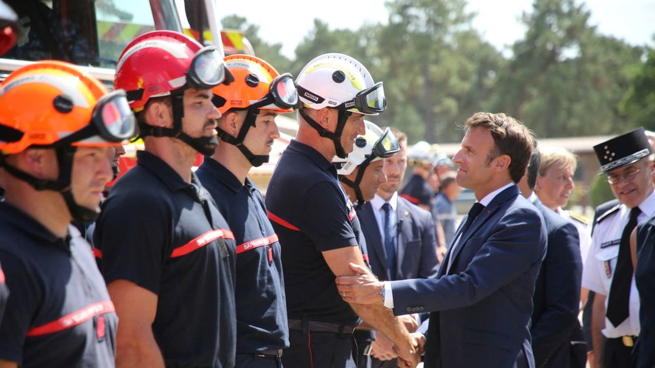 Emmanuel Macron a remercié les pompiers mobilisés face aux incendies en Gironde à la Teste-de-Buch ce mercredi.