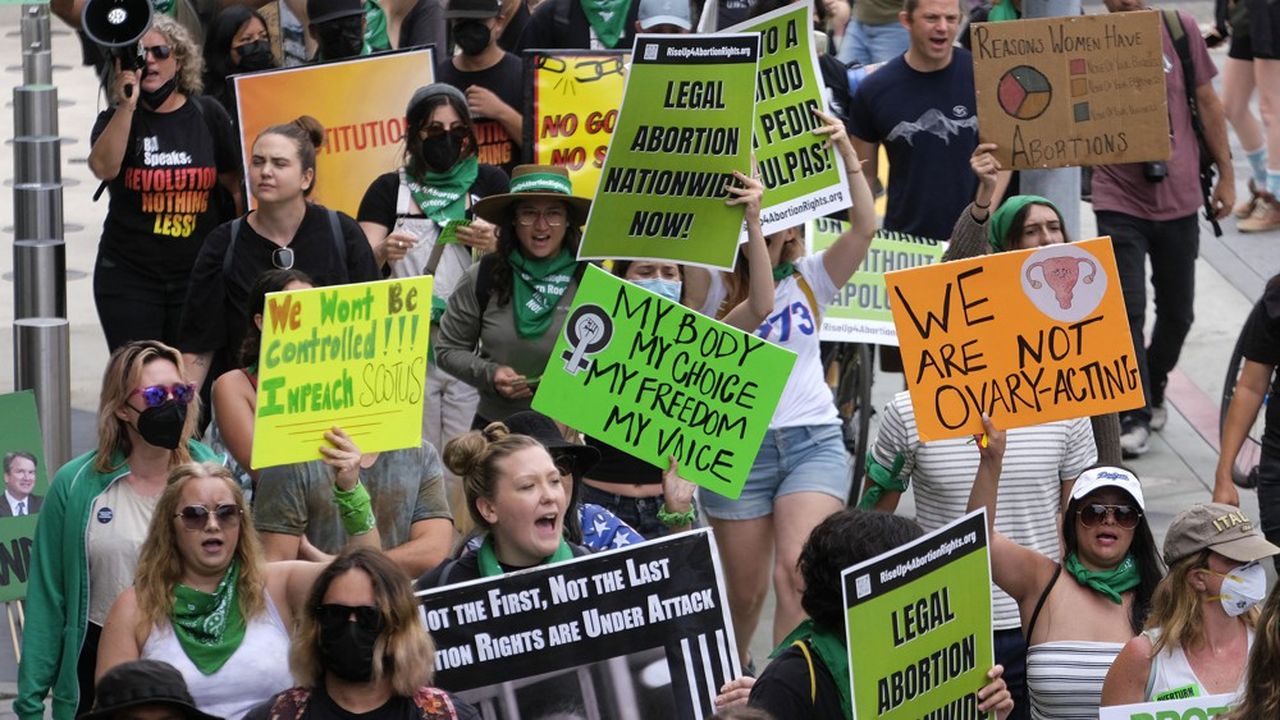 Le 16 juillet 2022, à Santa Monica en Californie, des militantes pour le droit des femmes continuent de protester contre la décision de la Cour suprême de revenir sur le droit à l'avortement.