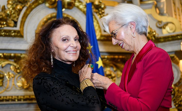 Christine Lagarde remet les insignes de Chevalier de Légion d'honneur à Diane von Fürstenberg