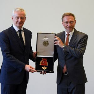 Symbole fort de l'amitié franco-allemande, le ministre des Finances allemand, Christian Lindner, a remis lundi à Bruno Le Maire la médaille de l'Ordre du mérite.