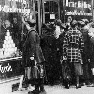 Durant l'été 1923, les paysans refusent d'accepter le mark papier en échange de leurs produits, provoquant de graves pénuries. Ici, file d'attente devant un magasin alimentaire à Berlin, en 1923.