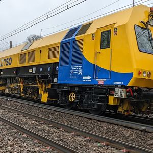 TSO, prestataire régulier de la SNCF, utilisera à nouveau son train-usine BOA (notre photo) pour remplacer avec une grande cadence les rails du réseau TGV. Dans sa dernière configuration, il sera long de 750 mètres.