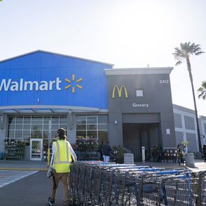 L'action de Walmart, qui doit dévoiler ses résultats définitifs le 16 août, chutait de plus de 9 % dans les échanges électroniques suivant la clôture de la Bourse de New York.