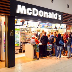 Face à la hausse des coûts de la main-d'oeuvre et des ingrédients, les restaurants américains ont dû augmenter leurs prix et le bénéfice net de McDonald's a ainsi chuté de 36 %, à taux de change et périmètre constant au premier semestre.