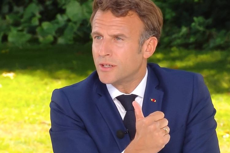 Emmanuel Macron, interviewé depuis les jardins de l'Elysée, le 14 juillet.