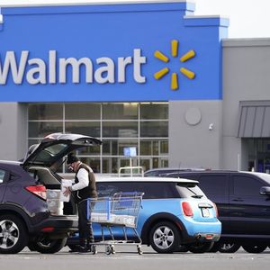 Walmart a averti que ses bénéfices par action risquaient de chuter de plus de 10 % cette année.