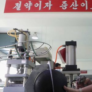 Une employ�ée d'une usine de matériel de sport à Pyongyang. Le PIB nord-coréen équivaut à moins de 1,4 % de celui de son voisin du sud.