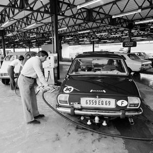 En France, le prix de l'essence passe de 1,69 franc à 4,58 francs le litre entre 1973 et 1983.