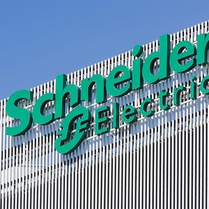 Schneider Electric a annoncé ce jeudi un bénéfice net en hausse de 11 % au premier semestre 2022, à 1,8 milliard d'euros, et le relèvement de ses objectifs pour cette année.