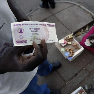 En avril 2008, ici à Harare, la capitale, les nouveaux billets de 50.000.000 dollars du Zimbabwe ne permettent d'acheter que l'équivalent de trois miches de pain.