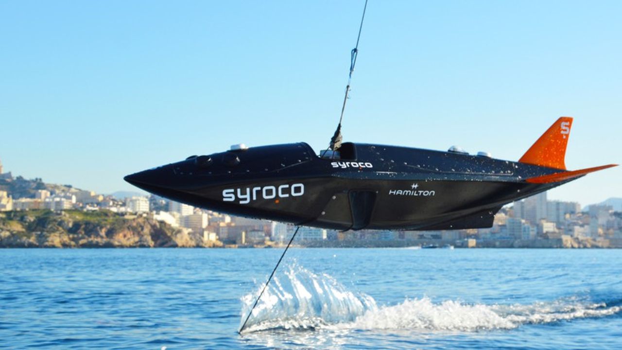 Pour réduire les frottements de l'eau, Syroco ne plonge dans l'eau qu'un long foil en forme de fuselage aérien doté d'une aile inversée pour tirer l'engin dans les flots.