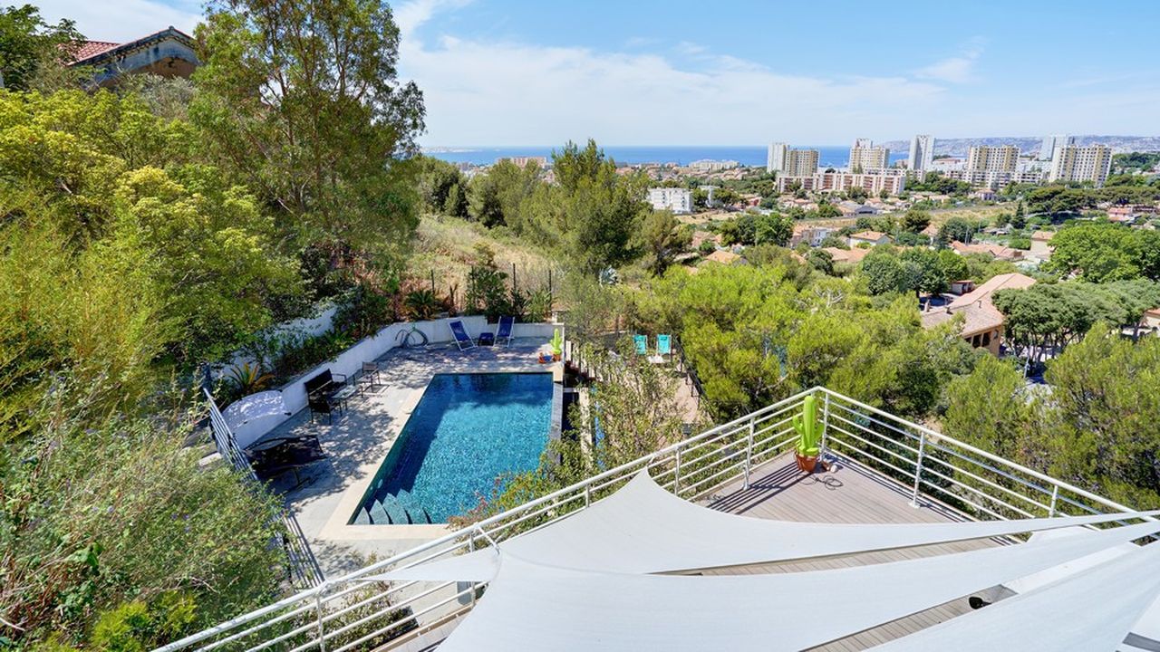 Cette villa de 212 mètres carrés offre une vue panoramique sur Marseille et la mer.