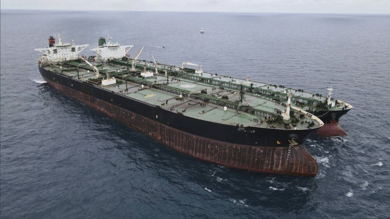 En transférant les cargaisons de navire à navire (comme ici en 2021 dans les eaux indonésiennes), des transporteurs parviennent à dissimuler l'origine du pétrole iranien avant de le vendre en Asie.