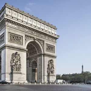 L'Arc de Triomphe profite de la présence de nombreux touristes à Paris.
