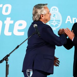 Le président argentin, Alberto Fernandez, et le nouveau ministre de l'Economie, Sergio Massa (à droite), lors de la cérémonie d'investiture, mercredi.