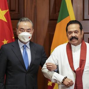 L'ancien Premier ministre du Sri Lanka Mahinda Rajapaksa lors d'une rencontre avec le ministre chinois des Affaires étrangères Wang Yi.