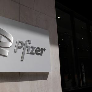 Pfizer dispose de liquidités abondantes grâce à ses ventes de vaccins contre le Covid-19.