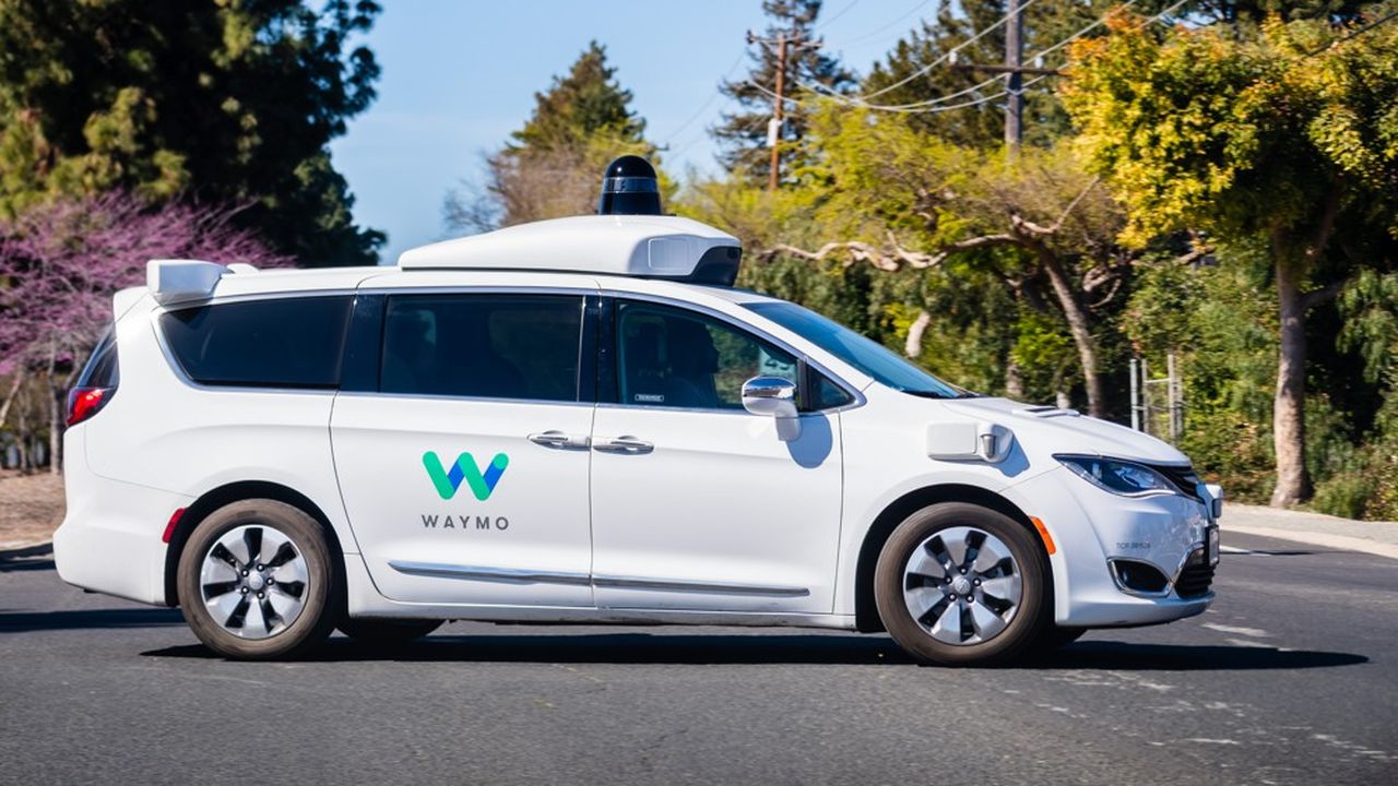 Waymo a reçu l'autorisation de tester ses véhicules sans chauffeur dans certaines parties de San Francisco, mais il n'a pas encore le droit de faire payer des clients pour ce service.