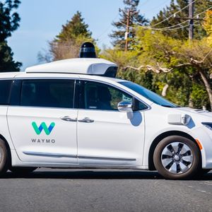 Waymo a reçu l'autorisation de tester ses véhicules sans chauffeur dans certaines parties de San Francisco, mais il n'a pas encore le droit de faire payer des clients pour ce service.