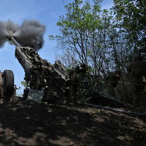 Des artilleurs ukrainiens opèrent un obusier américain M777 contre des positions russes.