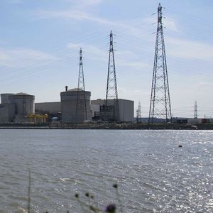 EDF est contraint d'abaisser sa production d'électricité nucléaire et pourrait même arrêter un réacteur de la centrale du Tricastin, dans la Drôme (photo) en raison des températures élevées des fleuves.